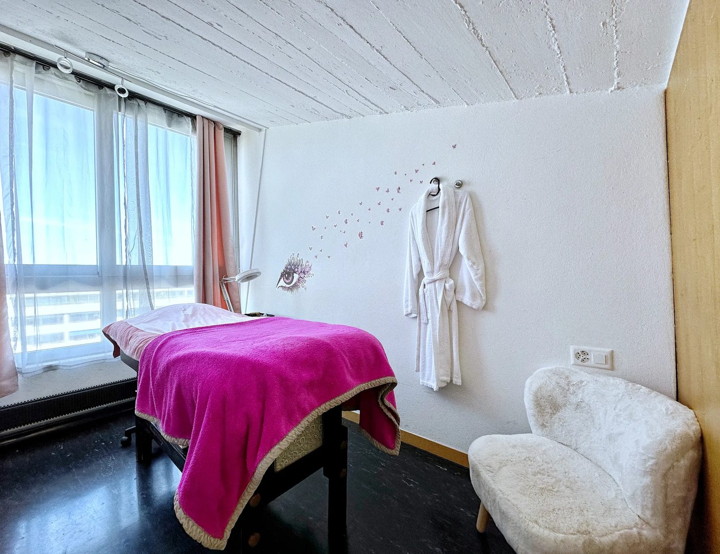 Cabine de soins et sa table