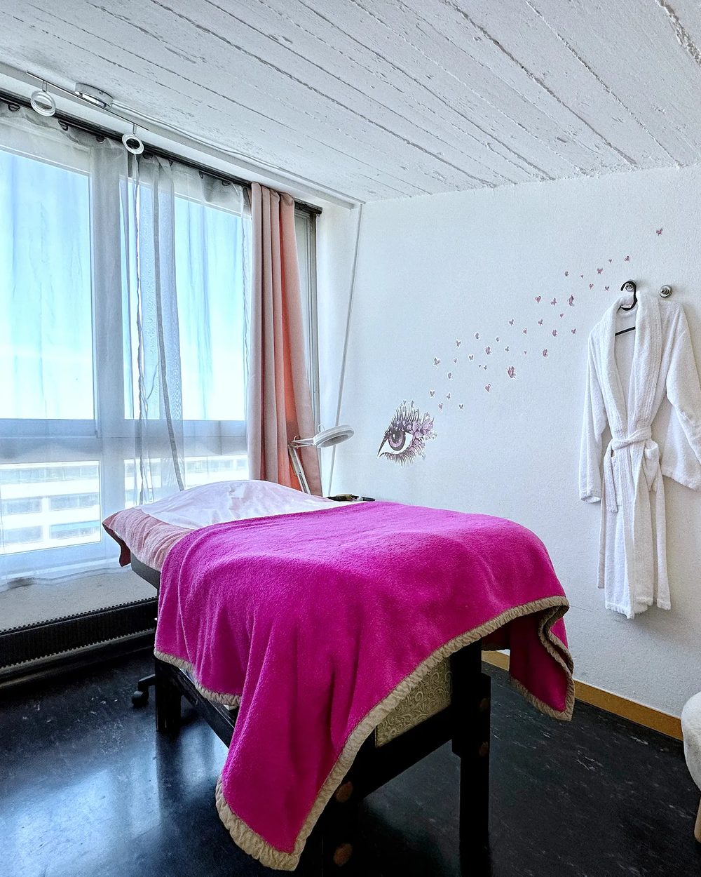 Cabine de soins de l’institut, au 13e étage