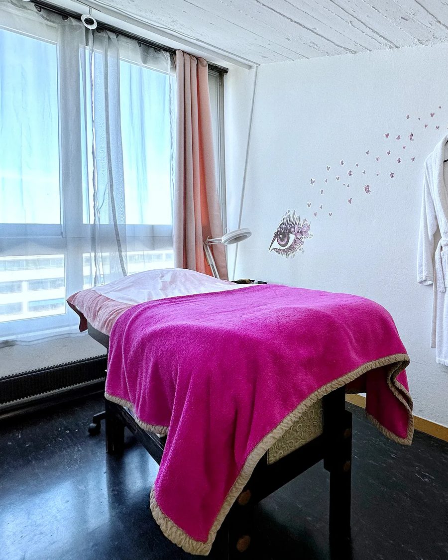 Table de massage face aux fenêtres