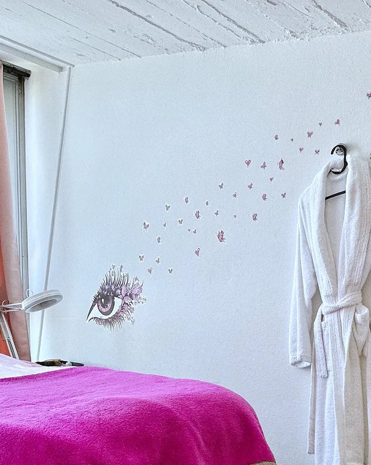 Cabine de l’institut, décor au motif de cils